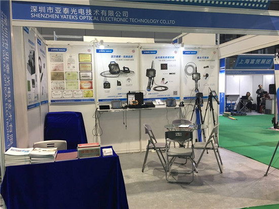 法蘭克福汽配展亞泰光電展臺(tái)前展示的工業(yè)內(nèi)窺鏡、視頻內(nèi)窺鏡等產(chǎn)品