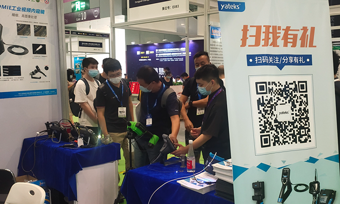 深圳工業(yè)內窺鏡展展會現(xiàn)場亞泰光電展臺前現(xiàn)場觀眾試用亞泰光電內窺鏡產品性能、特點